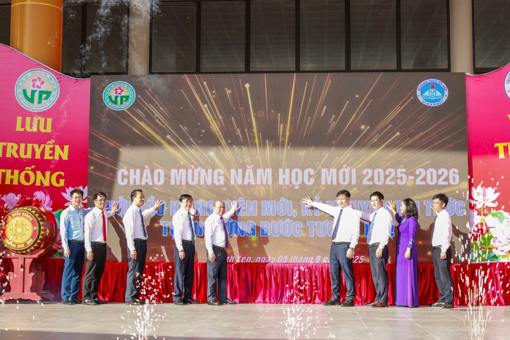 Các đại biểu khai giảng năm học mới.