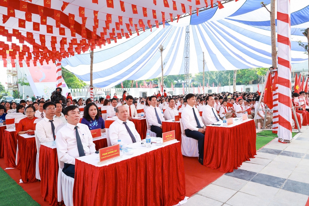 Các đại biểu dự lễ khai giảng.