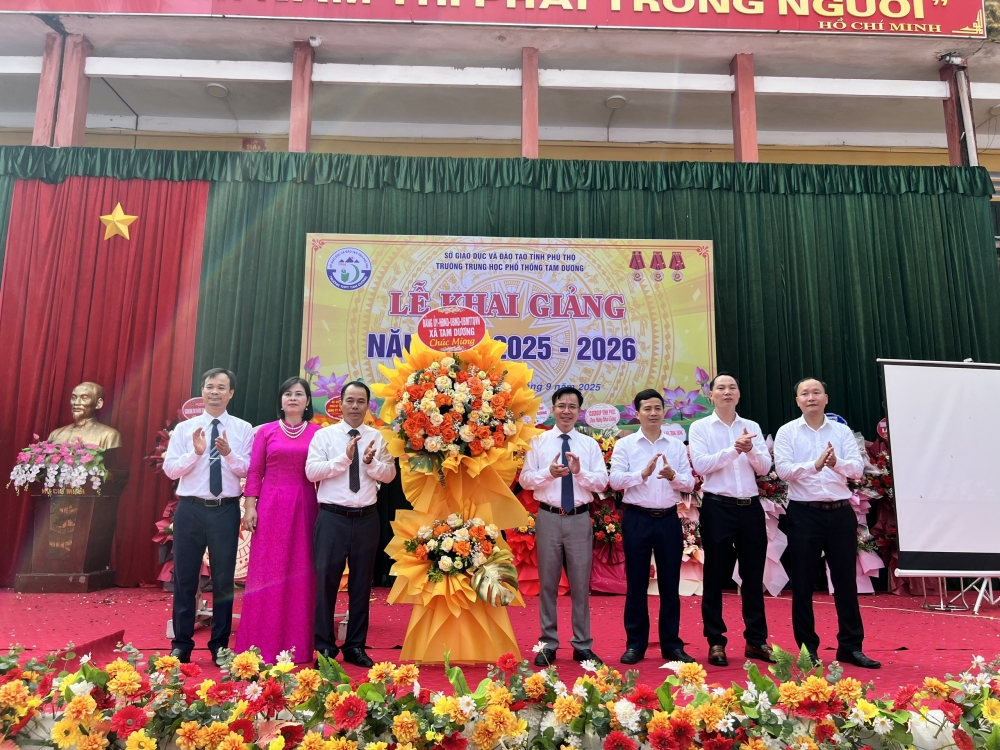 Chủ tịch UBND xã Tam Dương Đào Văn Tiến tặng hoa nhà trường