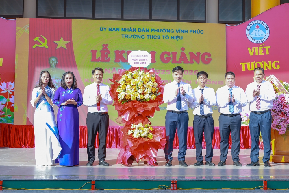 Lãnh đạo phường Vĩnh Phúc tặng hoa chúc mừng,