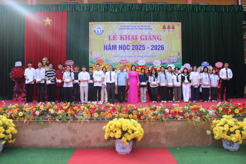 Trao thưởng cho HS đạt điểm 10 tuyệt đối kỳ thi TN THPT, đỗ Đại học từ 27,0 điểm trở lên