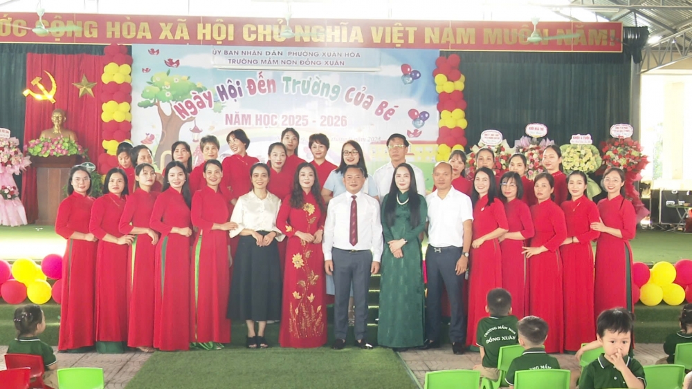 Lãnh đạo UBND phường Xuân Hòa thăm, chúc mừng Trường mâ