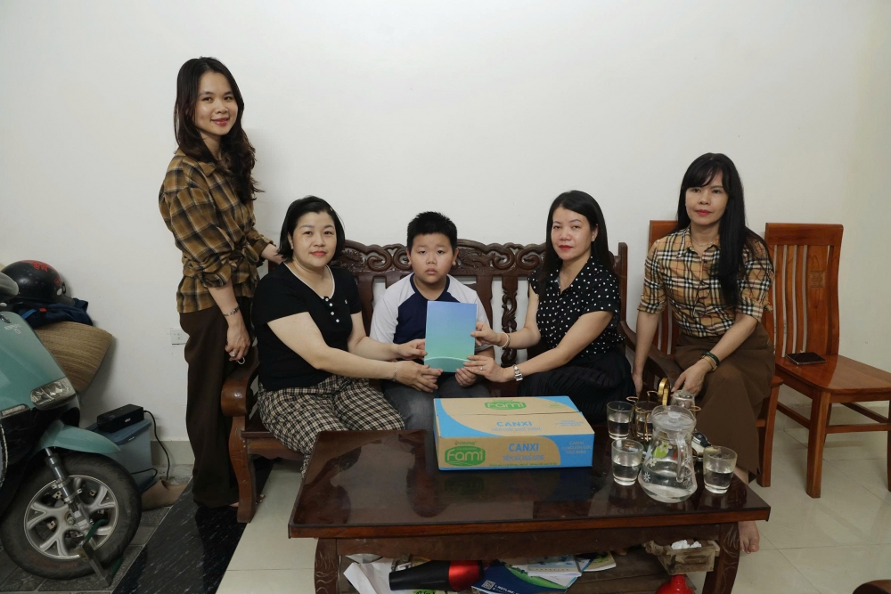 Hội Liên hiệp Phụ nữ phường Vĩnh Phúc thăm, tặng quà cháu Hoàng Anh Tú ở tổ dân phố Đầm Vạc.