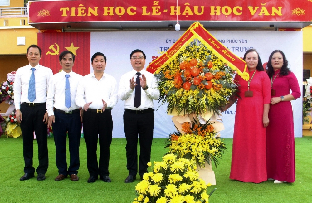 Đ/c Quách Thế Ngọc, UVBTVTU, Trưởng ban Nội chính Tỉnh ủy Phú Thọ tặng hoa chúc mừng trường THCS Hai Bà Trưng