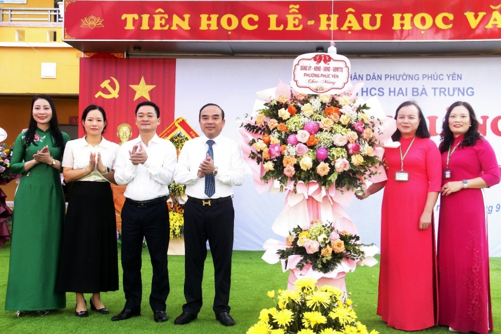  Đ/c Phan Tiến Dũng, Bí thư Đảng ủy, Chủ tịch HĐND phường tặng hoa chúc mừng trường THCS Hai Bà Trưng