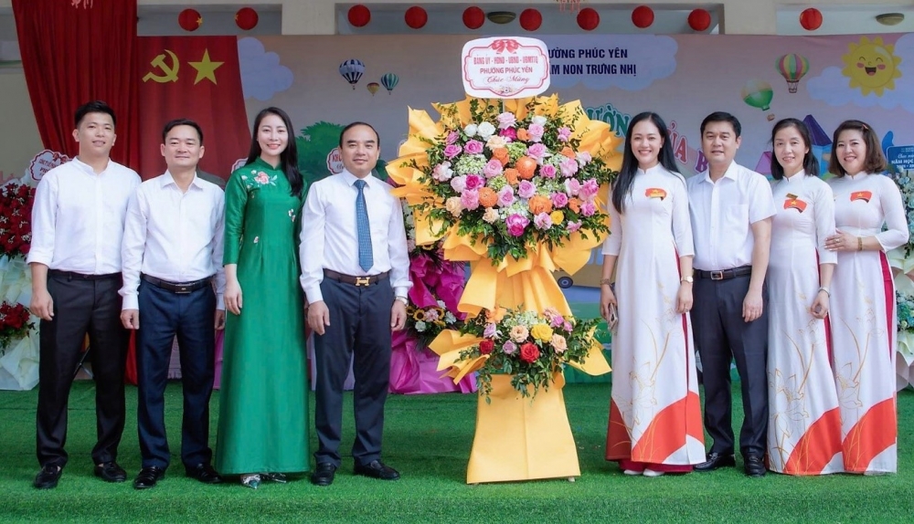 Đ/c Phan Tiến Dũng, Bí thư Đảng ủy, Chủ tịch HĐND phường tặng hoa chúc mừng trường mầm non Trưng Nhị 