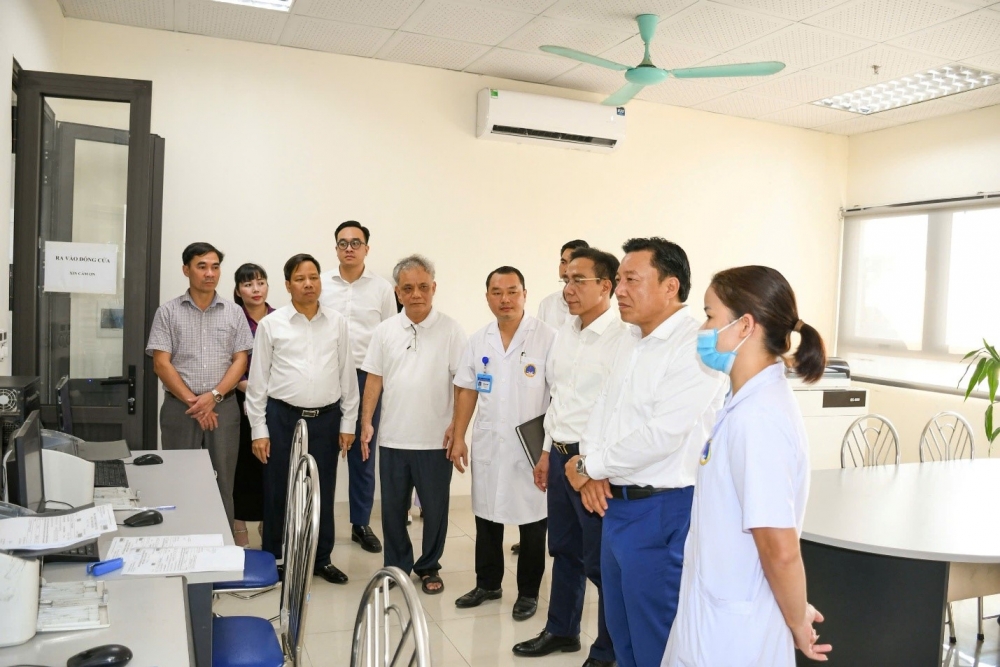 Phó Chủ tịch UBND tỉnh Nguyễn Huy Ngọc kiểm tra cơ sở vật chất Trung tâm Y tế khu vực Lập Thạch 