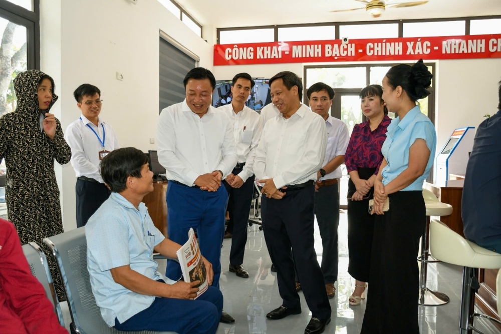 Phó Chủ tịch UBND tỉnh Nguyễn Huy Ngọc trao đổi với công dân làm TTHC tại Trung tâm Phục vụ hành chính công xã Lập Thạch