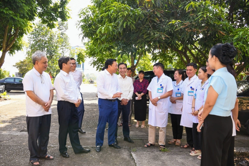 Phó Chủ tịch UBND tỉnh Nguyễn Huy Ngọc động viên đội ngũ cán bộ y tế Trạm Y tế Tử Du