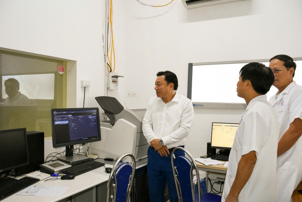 Phó Chủ tịch UBND tỉnh Nguyễn Huy Ngọc kiểm tra cơ sở vật chất Trung tâm Y tế khu vực Tam Dương 