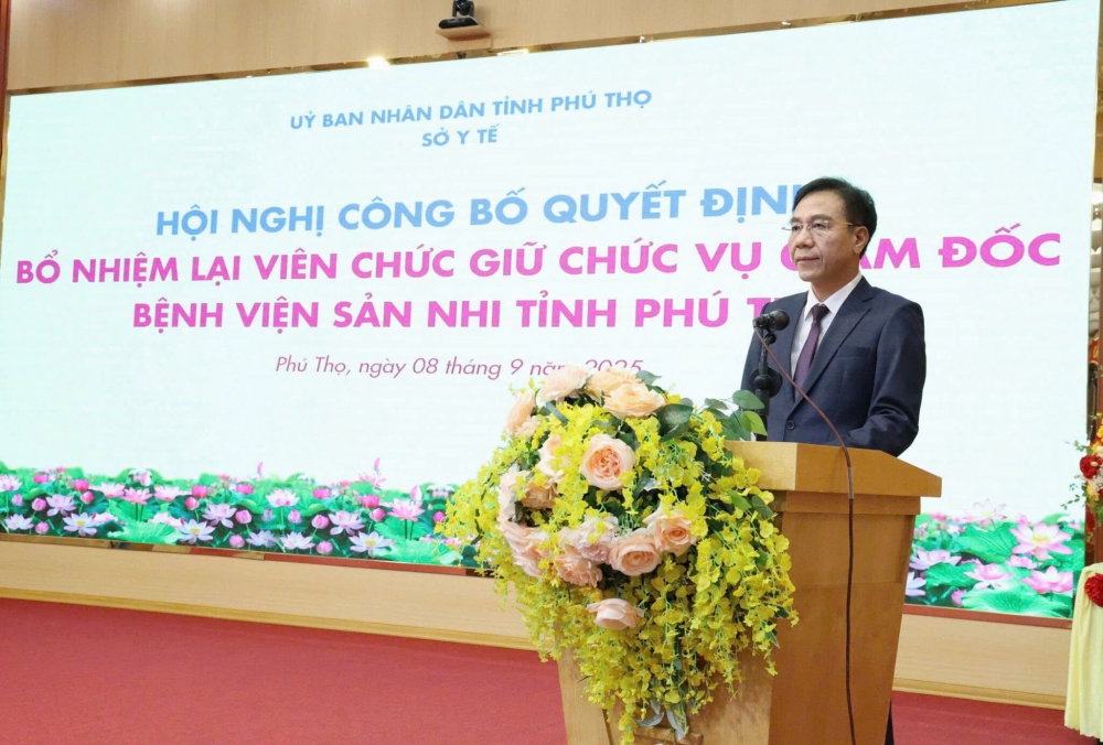 Giám đốc Sở Y tế Lê Hồng Trung trao Quyết định và phát biểu giao nhiệm vụ tại Hội nghị.