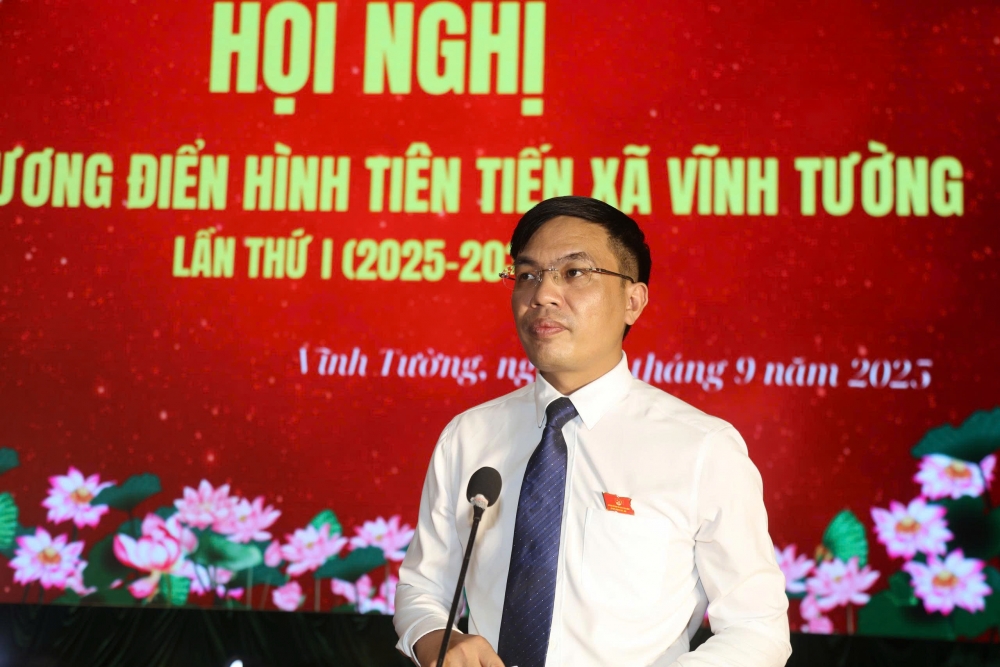 Đồng chí Trần Anh Tuấn, Phó Chủ tịch UBND xã Vĩnh Tường điều hành phần tham luận tại hội nghị. Đồng chí Trần Anh Tuấn, Phó Chủ tịch UBND xã Vĩnh Tường điều hành phần tham luận tại hội nghị.