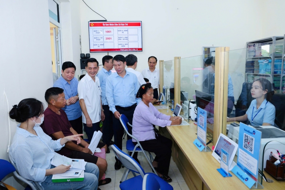 Phó Chủ tịch UBND tỉnh Nguyễn Khắc Hiếu trò chuyện với công dân làm thủ tục hành chính tại Trung tâm Phục vụ hành chính công xã Đạo Trù