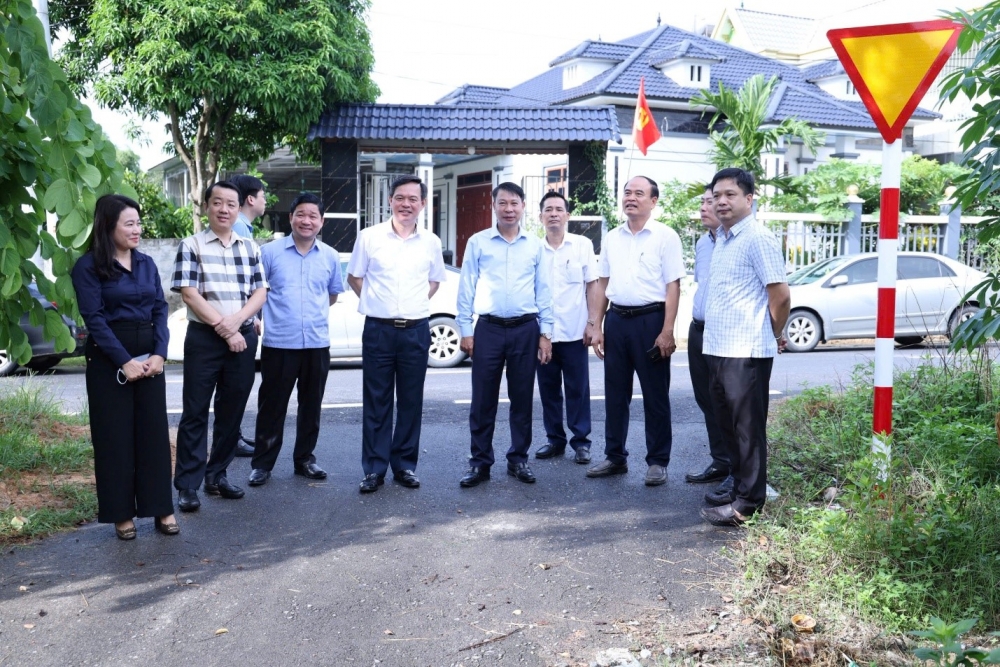 Phó Chủ tịch UBND tỉnh Nguyễn Khắc Hiếu kiểm tra thực địa khu đất dự kiến quy hoạch cụm công nghiệp của xã Đạo Trù