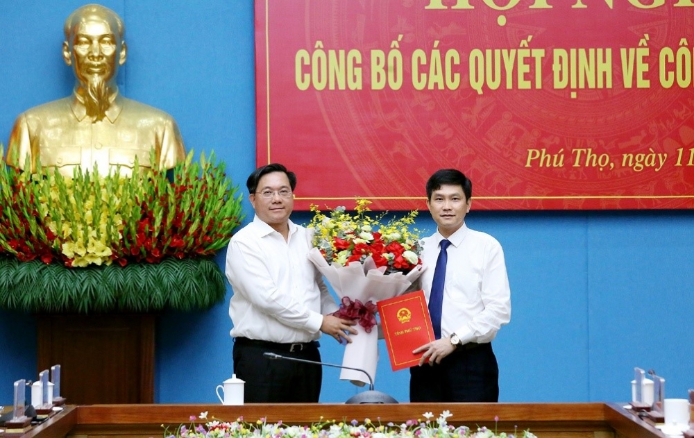 Chủ tịch UBND tỉnh Trần Duy Đông tặng hoa chúc mừng và trao quyết định điều động, bổ nhiệm đồng chí Ngô Chí Tuệ làm Chánh Văn phòng UBND tỉnh
