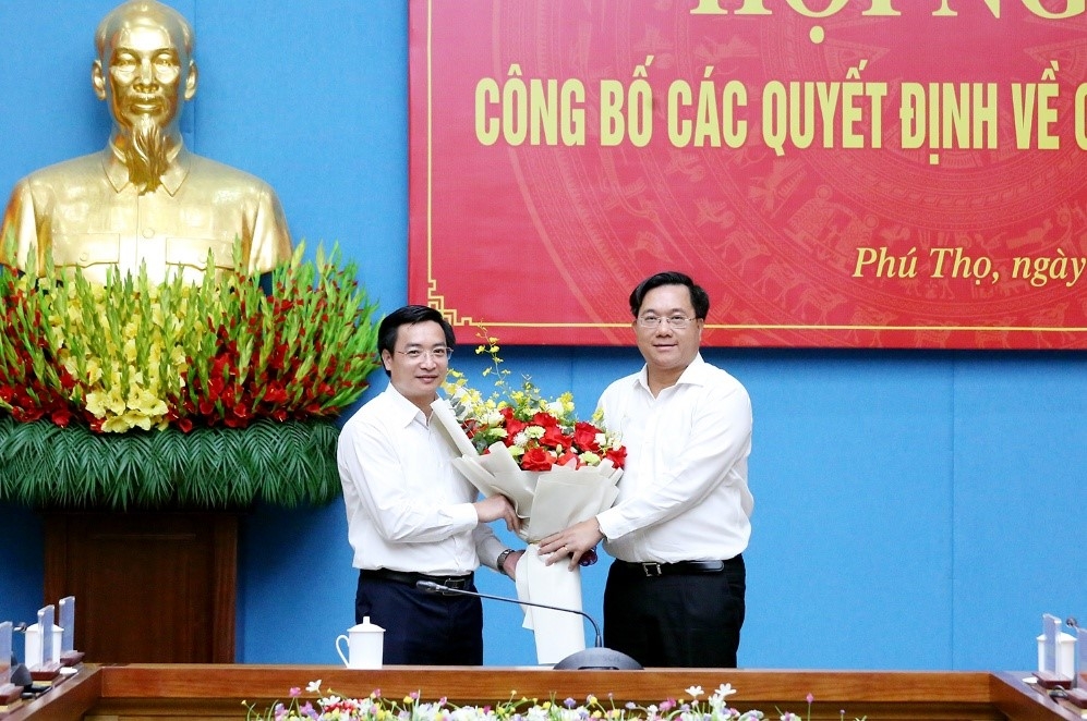 Chủ tịch UBND tỉnh Trần Duy Đông tặng hoa chúc mừng đồng chí Nguyễn Văn Huyến nhận nhiệm vụ mới