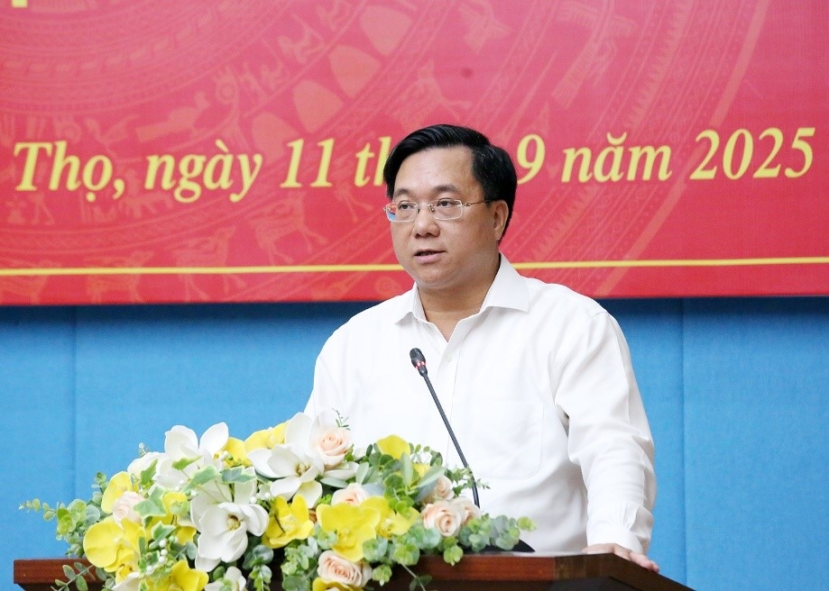 Chủ tịch UBND tỉnh Trần Duy Đông phát biểu tại hội nghị