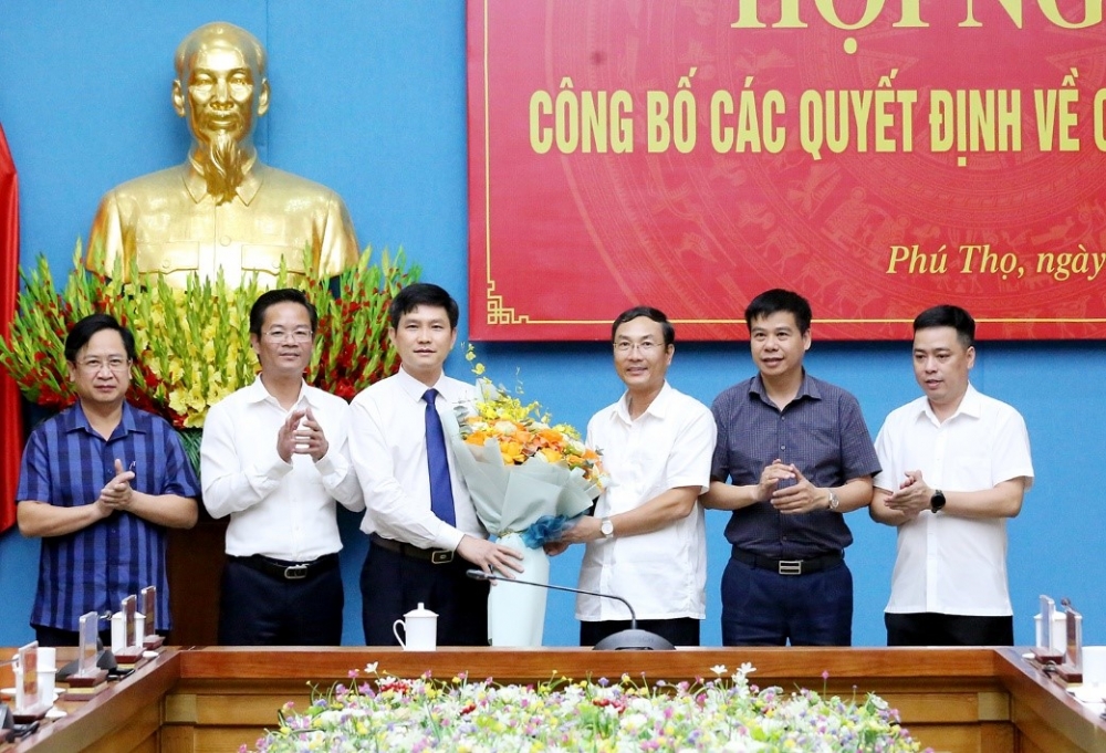 Lãnh đạo Văn phòng UBND tỉnh tặng hoa chúc mừng đồng chí tân Chánh Văn phòng UBND tỉnh Ngô Chí Tuệ