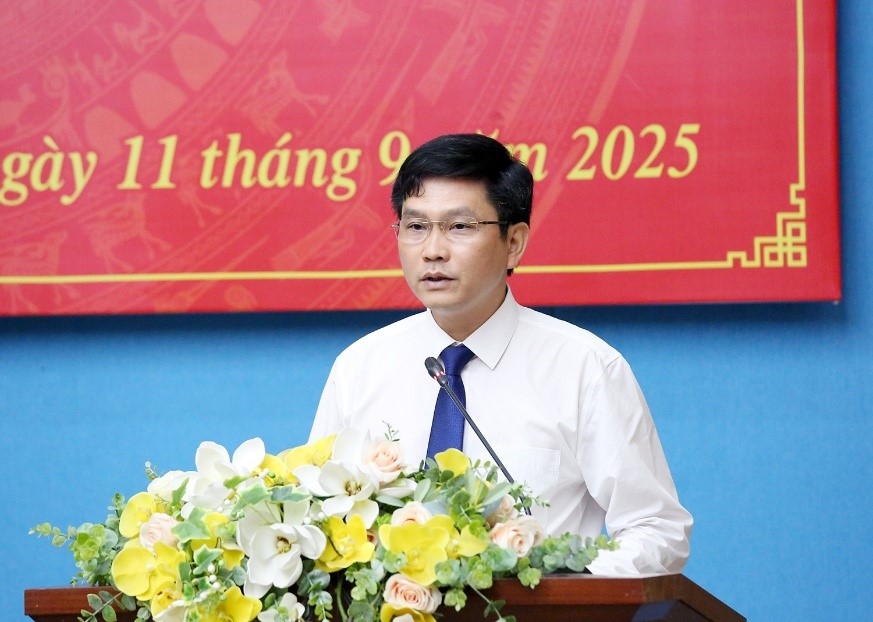 Đồng chí tân Chánh Văn phòng UBND tỉnh Ngô Chí Tuệ phát biểu nhận nhiệm vụ