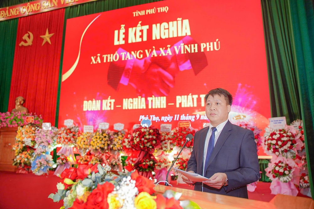 Đồng chí Trần Đình Quân, Phó Chủ tịch UBND xã Thổ Tang phát biểu tại buổi lễ.