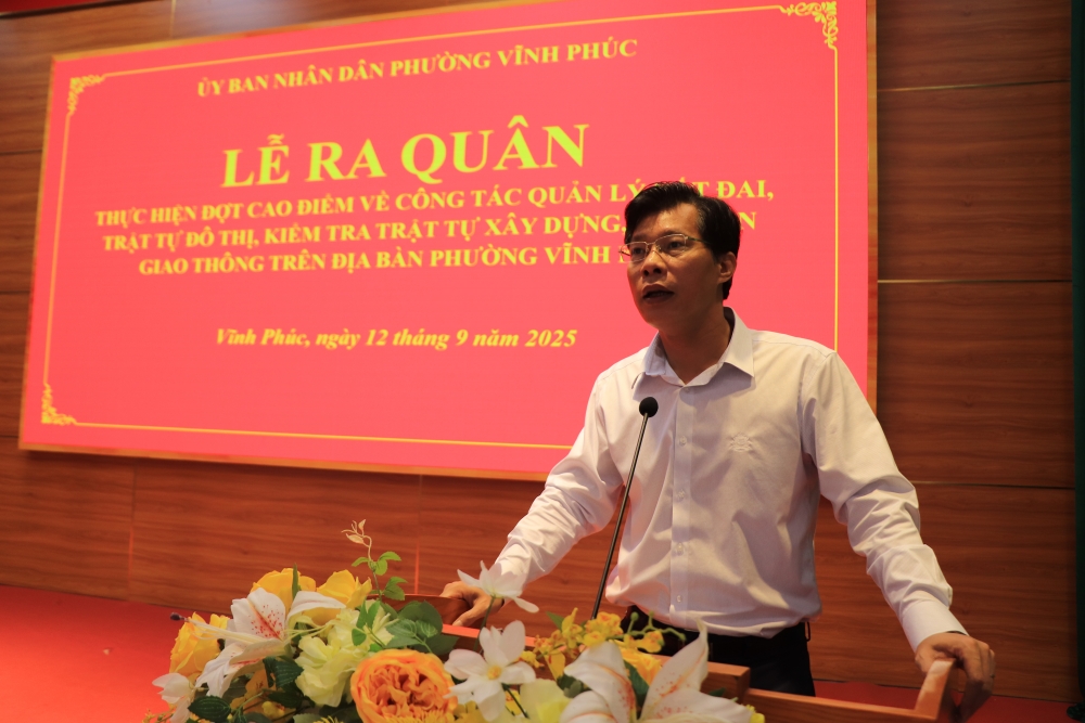 Phường Vĩnh Phúc ra quân xử lý vi phạm về đất đai và trật tự xây dựng, an toàn giao thông