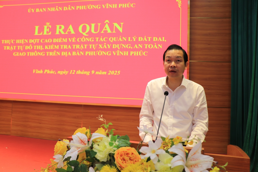 Phường Vĩnh Phúc ra quân xử lý vi phạm về đất đai và trật tự xây dựng, an toàn giao thông