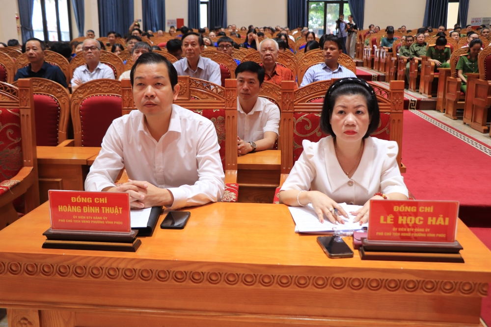 Phường Vĩnh Phúc ra quân xử lý vi phạm về đất đai và trật tự xây dựng, an toàn giao thông