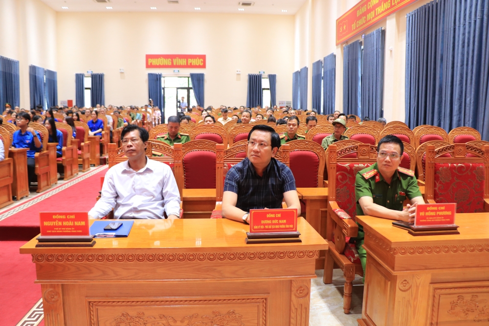 Phường Vĩnh Phúc ra quân xử lý vi phạm về đất đai và trật tự xây dựng, an toàn giao thông