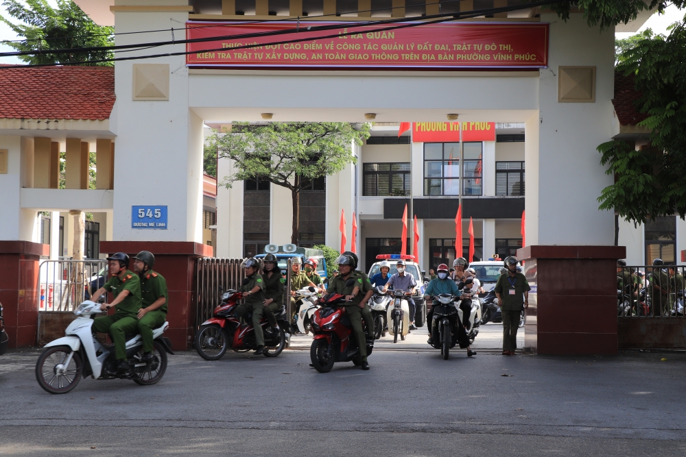 Phường Vĩnh Phúc ra quân xử lý vi phạm về đất đai và trật tự xây dựng, an toàn giao thông