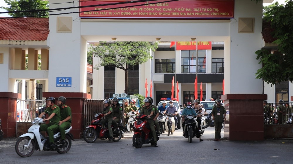 Phường Vĩnh Phúc ra quân xử lý vi phạm về đất đai, xây dựng, an toàn giao thông