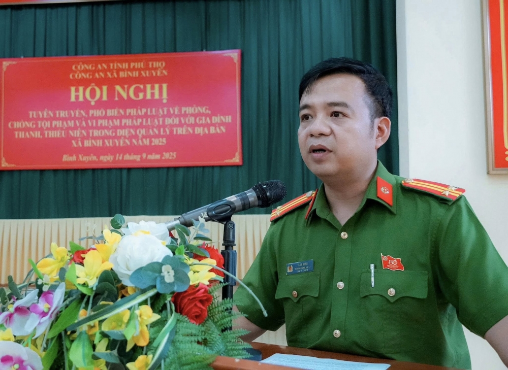 đồng chí Trung tá Trần Minh, Trưởng Công an xã Bình Xuyên;
