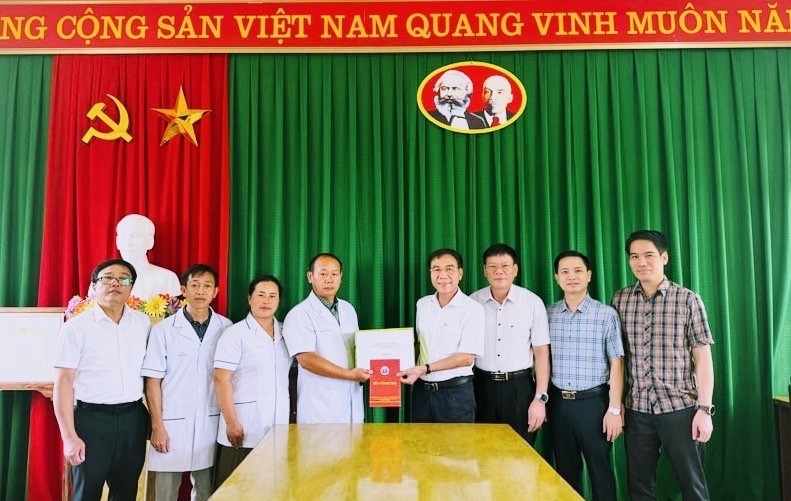 Đồng chí Lê Hồng Trung, Giám đốc sở Y tế Phú Thọ tặng quà cho trạm y tế Pà Cò
