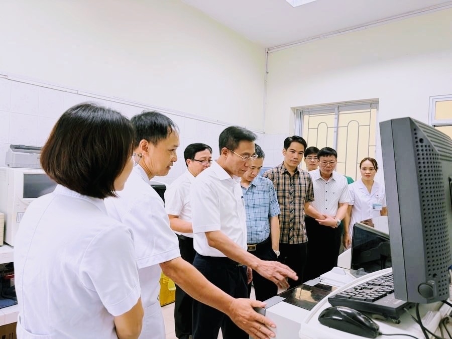 TS. Lê Hồng Trung, Giám đốc sở Y tế thăm cơ sở vật chất trang thiết bị tại TTYT khu vực Mai Châu