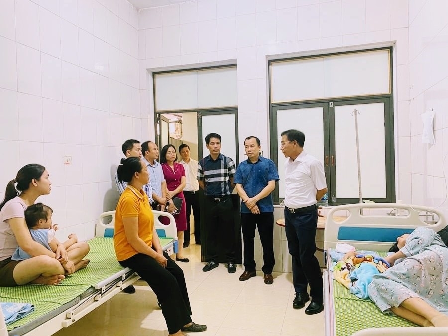 TS. Lê Hồng Trung, Giám đốc sở Y tế thăm động viên bệnh nhân và người nhà bệnh nhân tai TTYT Khu vực Lạc Thủy 