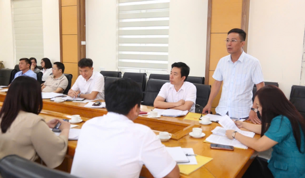 Đồng chí Đào Thắng, Chủ tịch UBND xã Đại Đình báo cáo thực trạng quản lý tại khu danh thắng Tây Thiên.