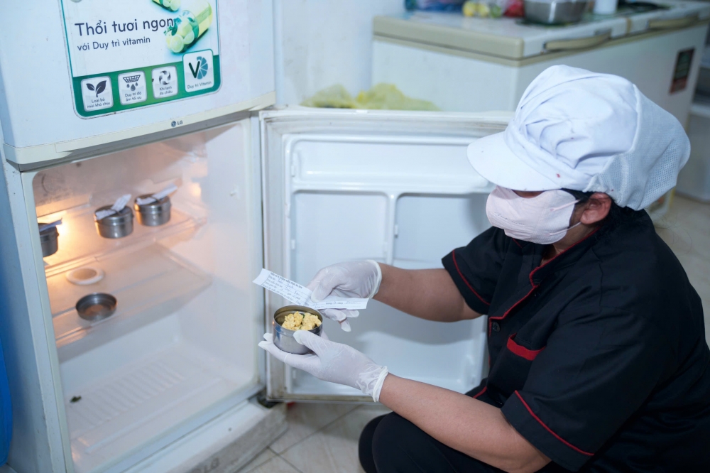 Đơn vị cung cấp suất ăn bán trú cho Trường Tiểu học Bồ Lý thực hiện nghiêm việc lưu mẫu thức ăn hàng ngày theo quy định Đơn vị cung cấp suất ăn bán trú cho Trường Tiểu học Bồ Lý thực hiện nghiêm việc lưu mẫu thức ăn hàng ngày theo quy định