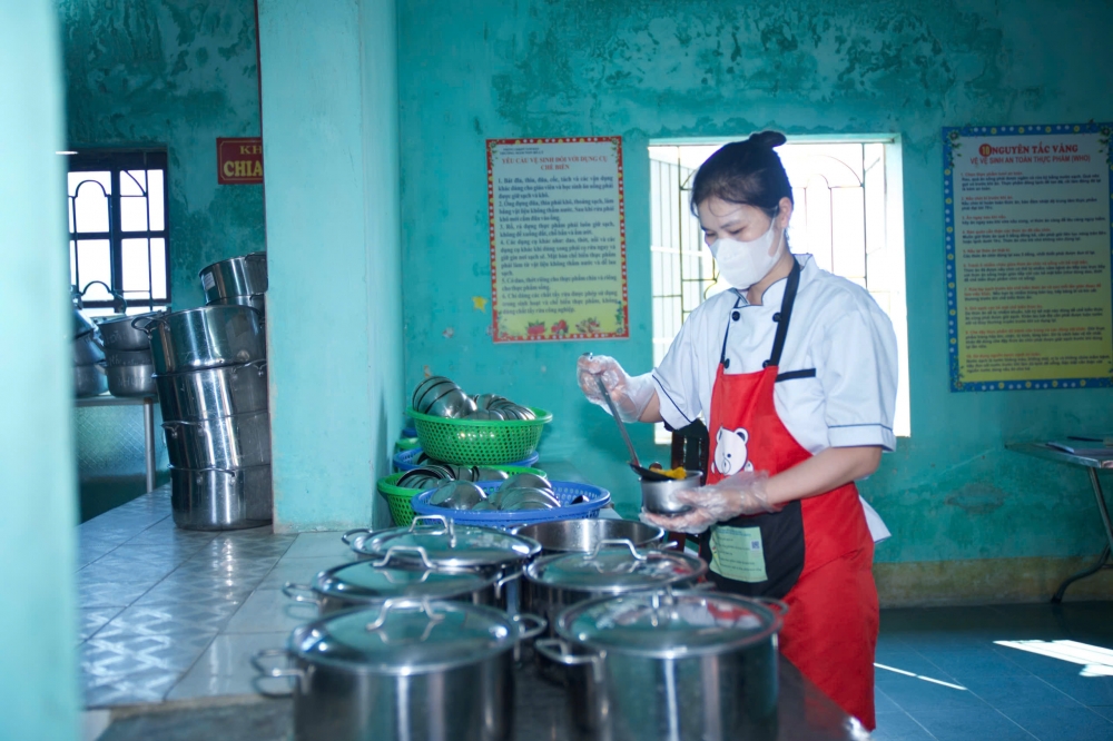 Nhân viên bếp ăn bán trù Trường mầm non Bồ Lý luôn thực hiện nghiêm quy trình bếp ăn một chiều. Nhân viên bếp ăn bán trù Trường mầm non Bồ Lý luôn thực hiện nghiêm quy trình bếp ăn một chiều.