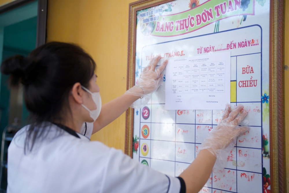 Thực đơn bữa ăn bán trú tại Trường mầm non Bồ Lý được niêm yết công khai. Thực đơn bữa ăn bán trú tại Trường mầm non Bồ Lý được niêm yết công khai.