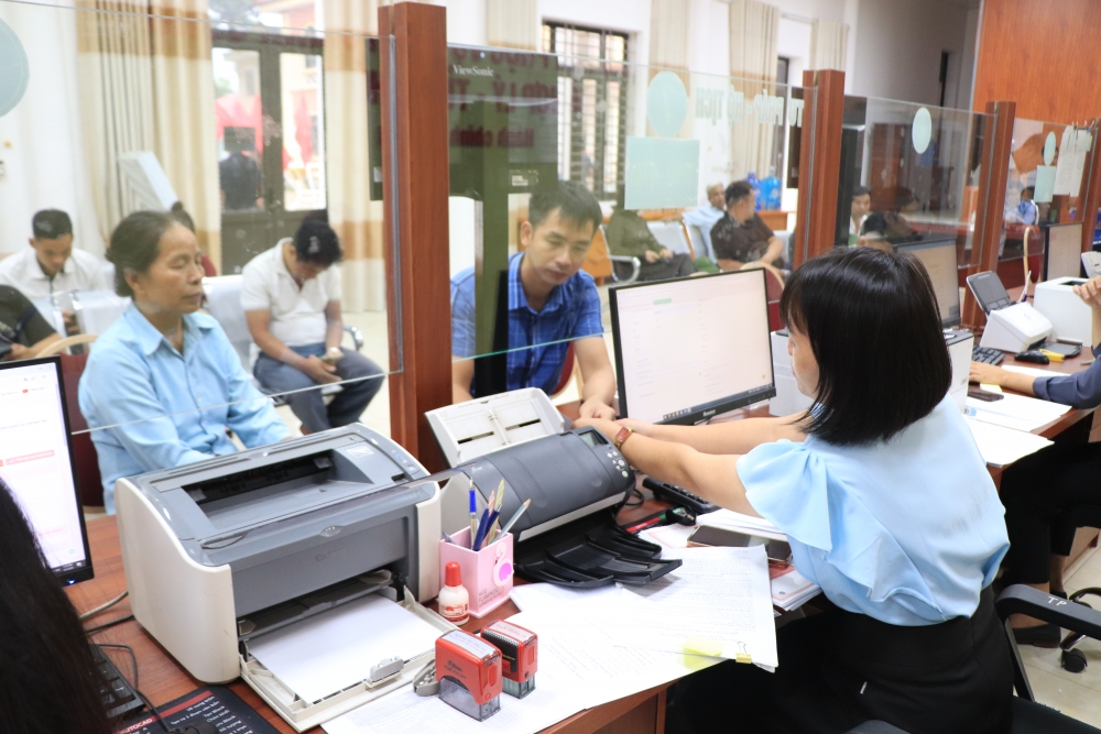 Cán bộ Trung tâm Hành chính công xã Hợp Lý luôn nêu cao tinh thần phục vụ Nhân dân.