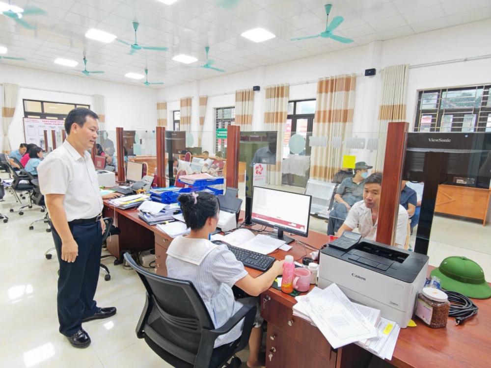 Đồng chí Nguyễn Tiến Anh, Phó Bí thư Thường trực Đảng ủy xã Hợp Lý kiểm tra, động viên đội ngũ cán bộ, công chức làm nhiệm vụ tại Trung tâm Phục vụ Hành chính công.