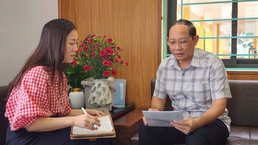 Ông Phùng Đắc Chiến, Chủ tịch UBND xã Vĩnh Thành trao đổi các văn bản liên quan về quản lý bến bãi vật liệu ven sông sau sáp nhập. Ông Phùng Đắc Chiến, Chủ tịch UBND xã Vĩnh Thành trao đổi các văn bản liên quan về quản lý bến bãi vật liệu ven sông sau sáp nhập.