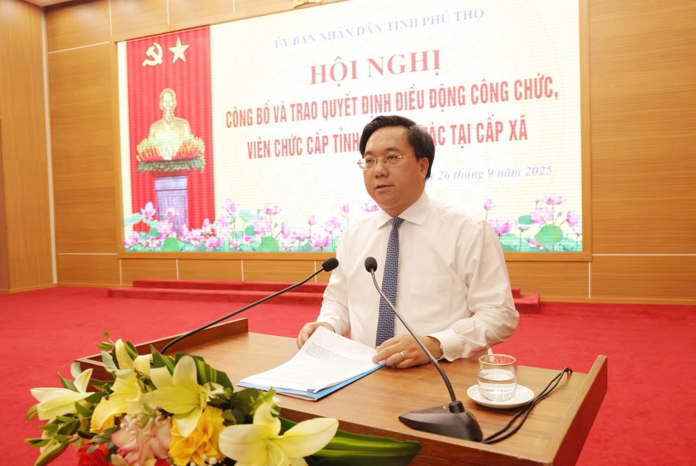   Chính sách – Sự kiện Bình luận Phú Thọ: Điều động gần 400 công chức, viên chức về công tác tại cấp xã avatar Tiến Dũng 14:20 26/09/2025  Ngày 26/9, UBND tỉnh Phú Thọ tổ chức Hội nghị công bố và trao quyết định điều động công chức, viên chức cấp tỉnh về công tác tại các xã. img-0976-1758870922.jpeg Đồng chí Trần Duy Đông – Phó Bí thư Tỉnh ủy, Chủ tịch UBND tỉnh Phú Thọ