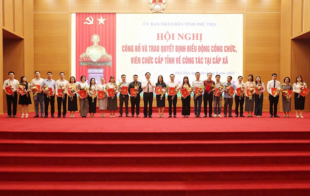 Ngày 26/9, tỉnh Phú Thọ đã công bố quyết định điều động 102 công chức, viên chức từ cấp tỉnh về công tác tại các xã, phường. Đây là bước khởi đầu trong kế hoạch điều động, biệt phái gần 400 cán bộ về cơ sở, nhằm kiện toàn tổ chức bộ máy, tăng cường nguồn lực cho chính quyền cấp xã