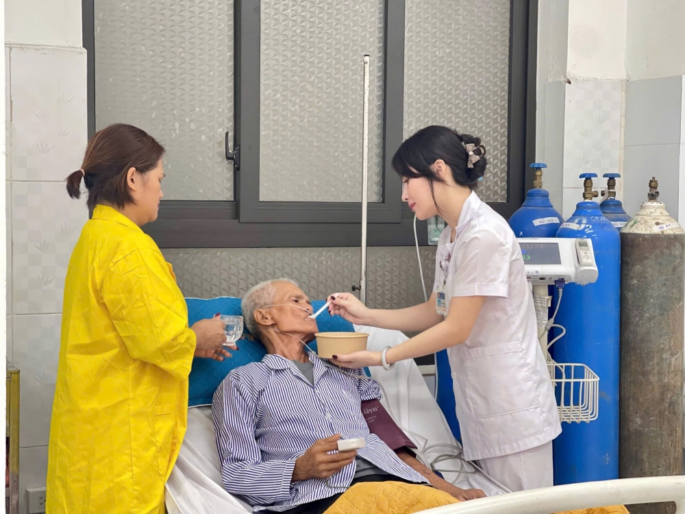 Nhân viên y tế Trung tâm Y tế khu vực Vĩnh Yên luôn tận tâm với người bệnh