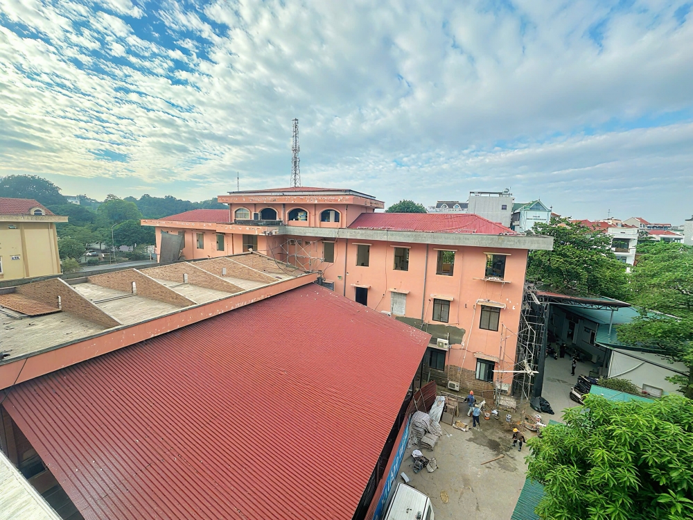 Trung tâm Y tế khu vực Vĩnh Yên đang tiếp tục được sửa chữa, nâng cấp các hạng mục nhằm xây dựng diện mạo khang trang, hiện đại