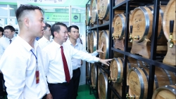 lanh dao tinh phu tho du khai truong gioi thieu san pham cua cong ty hai minh anh