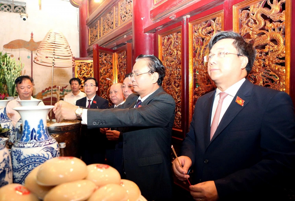 Dâng hương tưởng niệm các Vua Hùng của Đoàn đại biểu dự Đại hội đại biểu Đảng bộ tỉnh Phú Thọ lần thứ I,  nhiệm kỳ 2025 - 2030