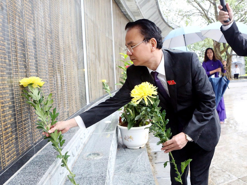 Đoàn Đại biểu Đại hội Đảng bộ tỉnh Phú Thọ dâng hương, báo công các Vua Hùng