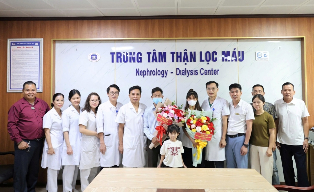 PGS.TS. Nguyễn Văn Sơn – Phó Giám đốc Bệnh viện tặng hoa chúc mừng hai người bệnh được ghép thận trong ngày ra viện