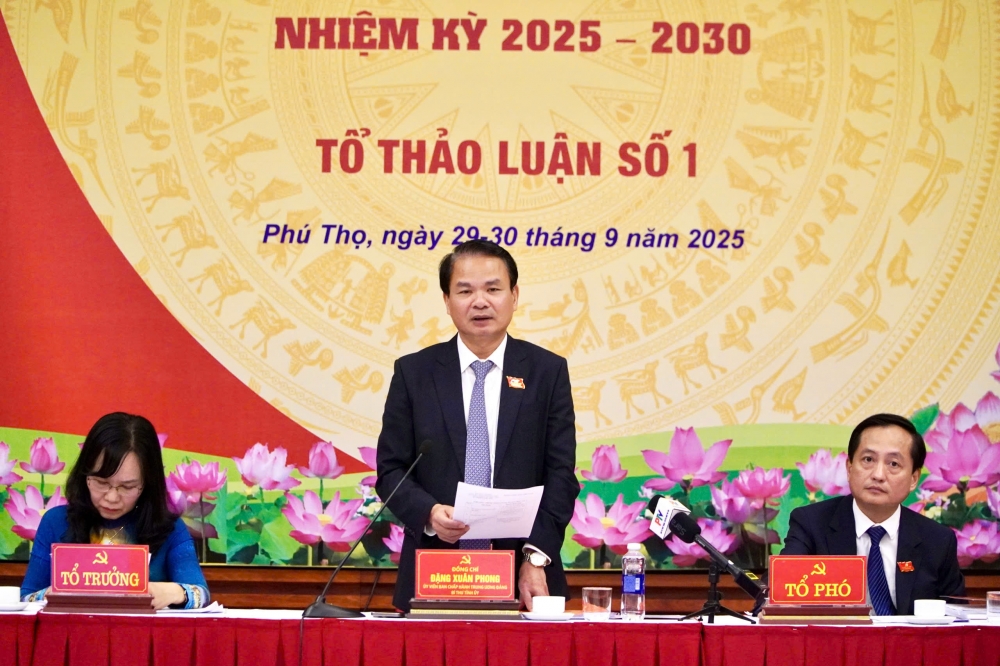 Đồng chí Đặng Xuân Phong - Ủy viên BCH Trung ương Đảng, Bí thư Tỉnh ủy phát biểu tại Tổ thảo luận số 1